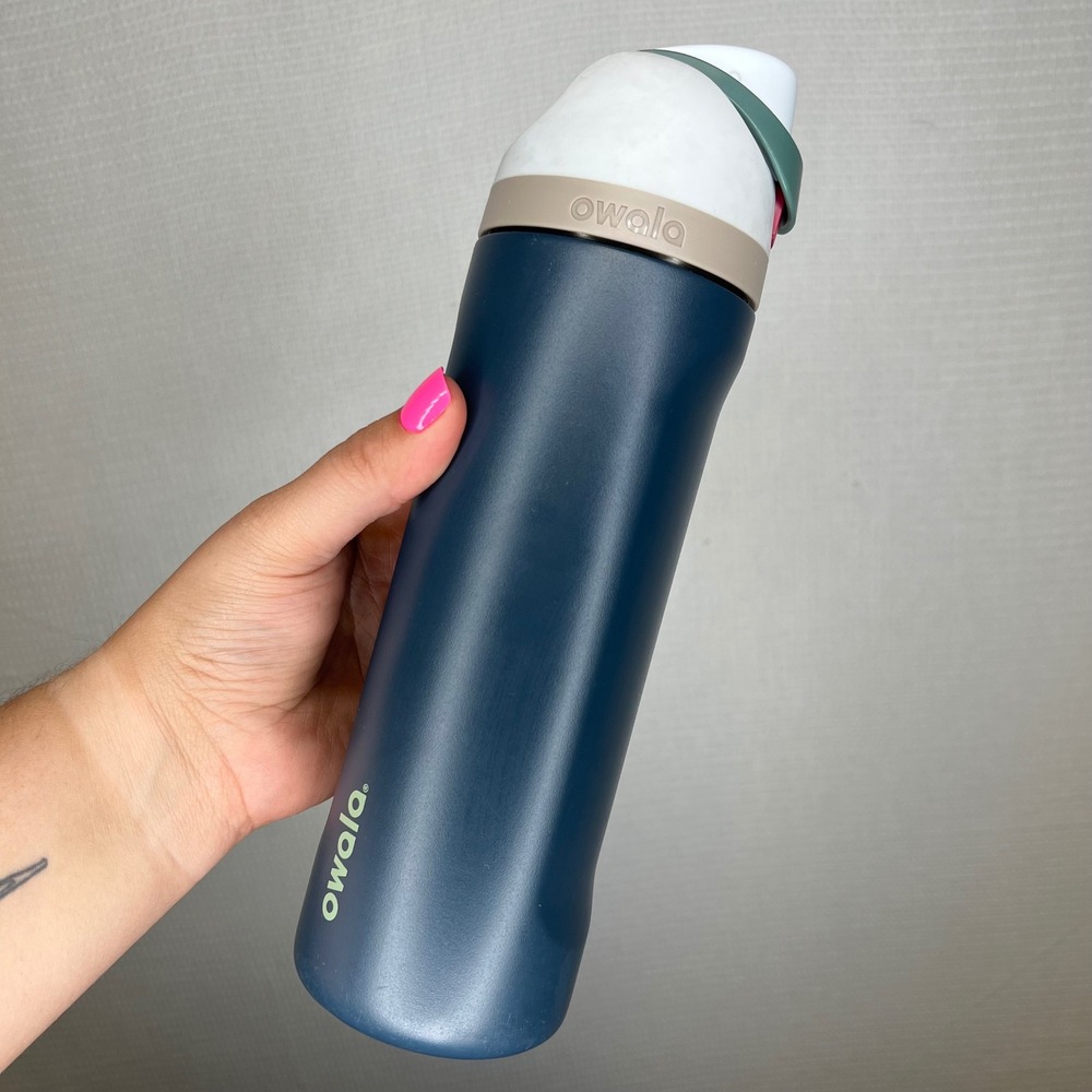 Owala FreeSip 24oz Insulated Stainless Steel Water Blue Frozen Berry  710ml D578